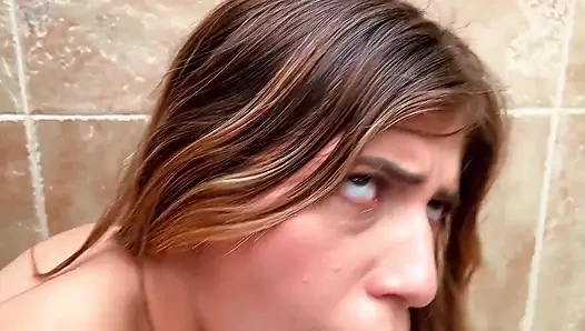 Kaba kız ders alıyor, sonunda sütle doluyor