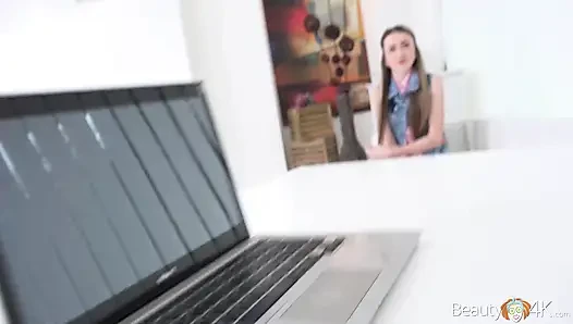 Si cantik mungil ini suka banget sama kontol