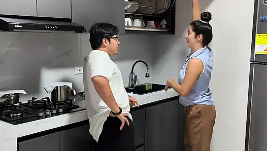 Adik tiriku nyepong kontolku di dapur waktu kami lagi sendirian!