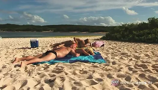 Tante seksi rambut pirang ini ngentot kontol intens di pantai dan kamar tidur