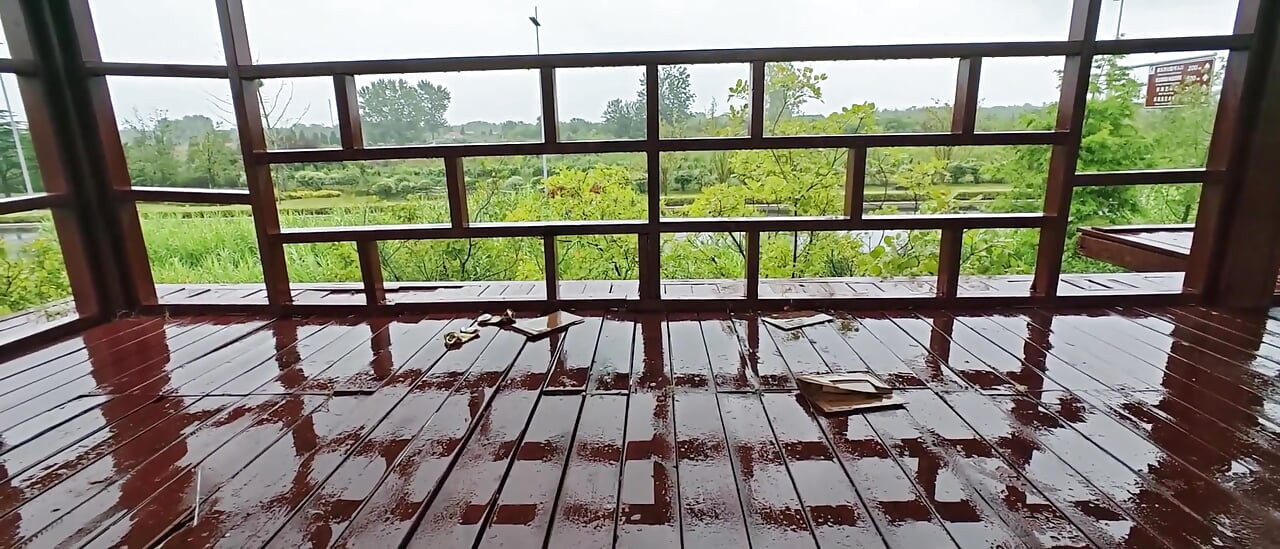 Đi bộ khỏa thân trong mưa, thủ dâm công khai tại một gian hàng bên đường