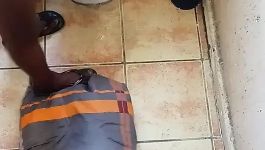 Nyepong kontol paling hot dan ngentot gaya doggy di toilet