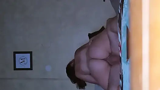 Sıkı amcığını sikiyor ve yarağıma binişine izin veriyor