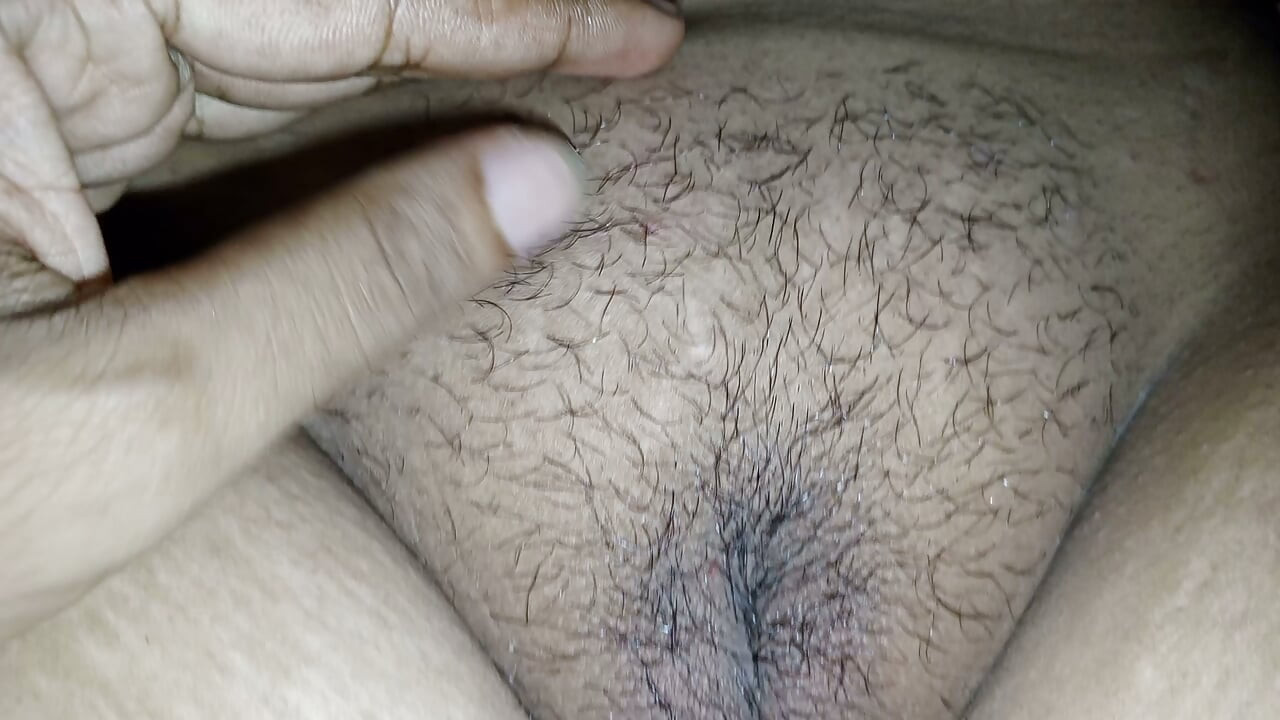 Saya membuat video pepek adik tiri muda saya semasa dia pada waktu malam.