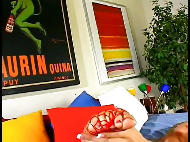 Genç plaful sarışın Brooke Banner ayaklarını ve amını okşamayı seviyor