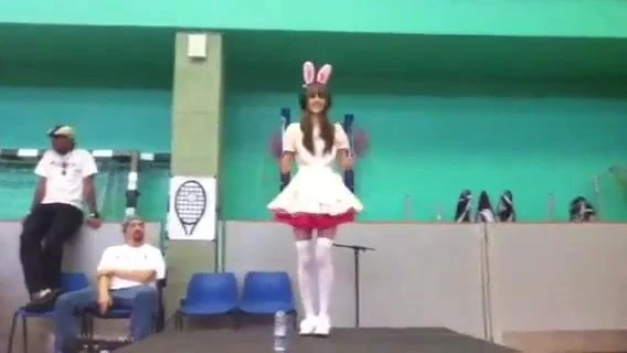 Beckii жестоко в другом костюме горячей горничной