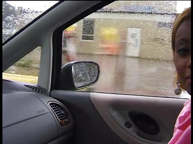 Abgeschlepptes ebenholz mit gefärbten haaren gibt einem fahrer einen schönen blowjob