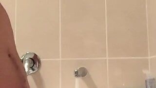 Un garçon kiwi baise Fleshlight dans une baignoire