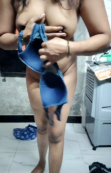 Indian girl showing her full nude body