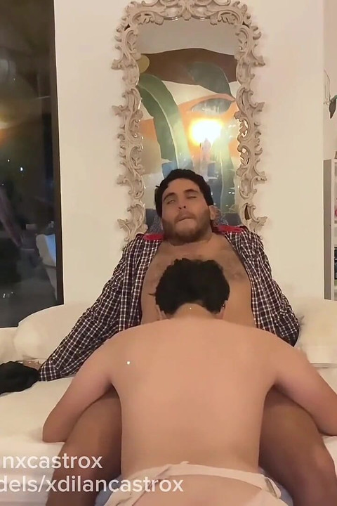 无套操年轻的twingk的紧致屁股, 并用射精肛交内射他的菊花