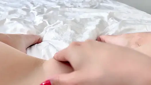 Wach auf mit getränkm höschen auf und fingerte meine nasse muschi bis zum orgasmus