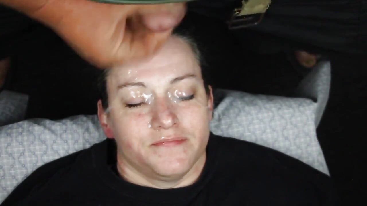 그녀의 얼굴을 다시 한 번 덮는 더러운 Dees!