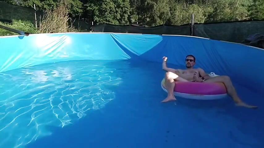 Mokrá Letní Jízda. Honění V Bazénu