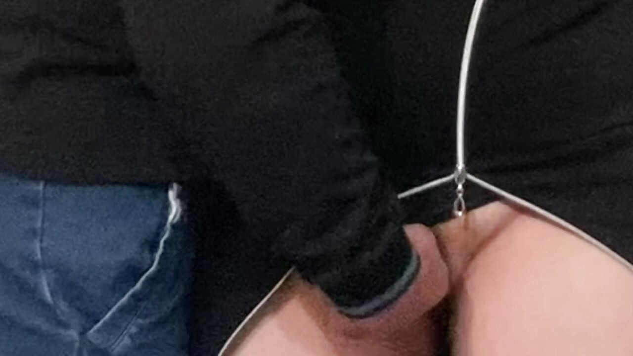 Ciudat pervers își fute pizda cu degetul a unei milf în public