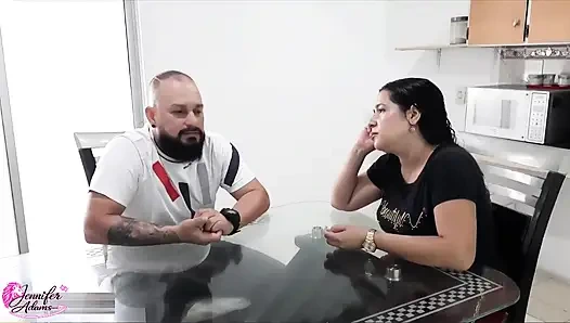 Bir MILF'e erotik yağlar satmasına yardım etmek beni o kadar kızdırdı ki, evinde yalnız iken onunla seks yaptım - İspanya'da porno