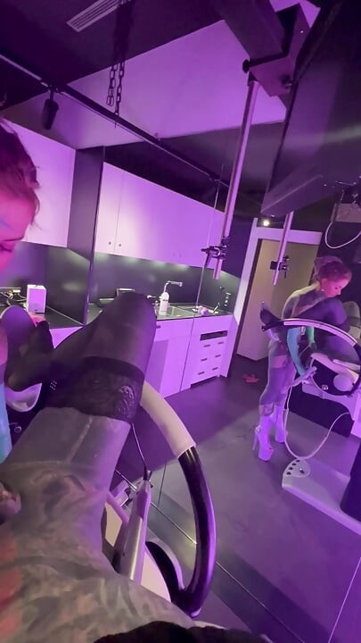 Heavy tattoo pegging - freund wird gefickt und tief gefingert