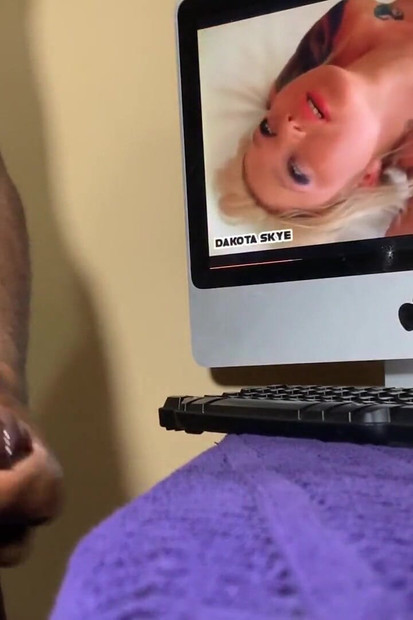 Matt jerks off and cums to women being eaten out!!