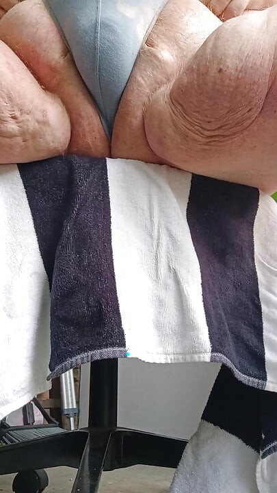 ثونغ الشرفة في الصباح الباكر.  الرجل السمين يصفع بكساته ويظهر مؤخرته