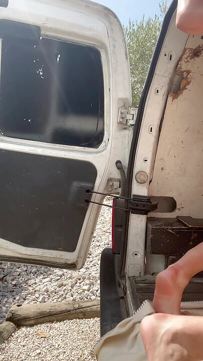 Follando duro y con el pie en el culo en la parte trasera del camión
