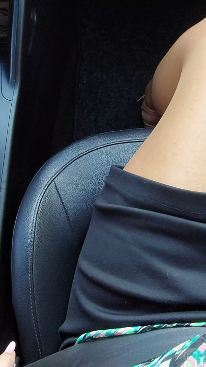 แม่น่าเย็ดที่สง่างามและสวยสั่งแท็กซี่ในตอนเช้าระหว่างทางไปออฟฟิศ | คลิป 1