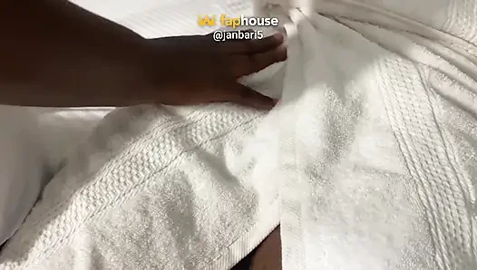 Cewek ini dicrot sperma hangat di sofa biru