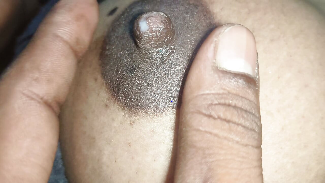 Hon tog av sin svägerskas kläder och kramade hennes bröst och mjölkade henne