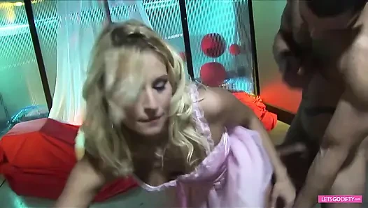 Сексуальная крошка-блондинка обожает, когда ее трахают в обе дырки
