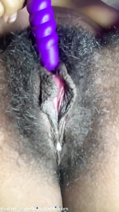 Close-up estimulando minha buceta peluda com clitóris