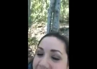 Pause pipe avec une collegue dans la foret