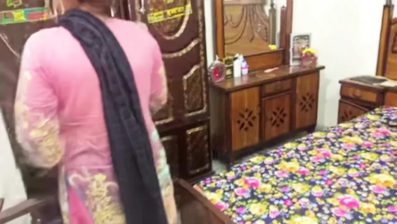 德西村女学生紧致阴户操逼由 Tution 老师 Xxx，印度德西学生妹紧阴部性爱彩信