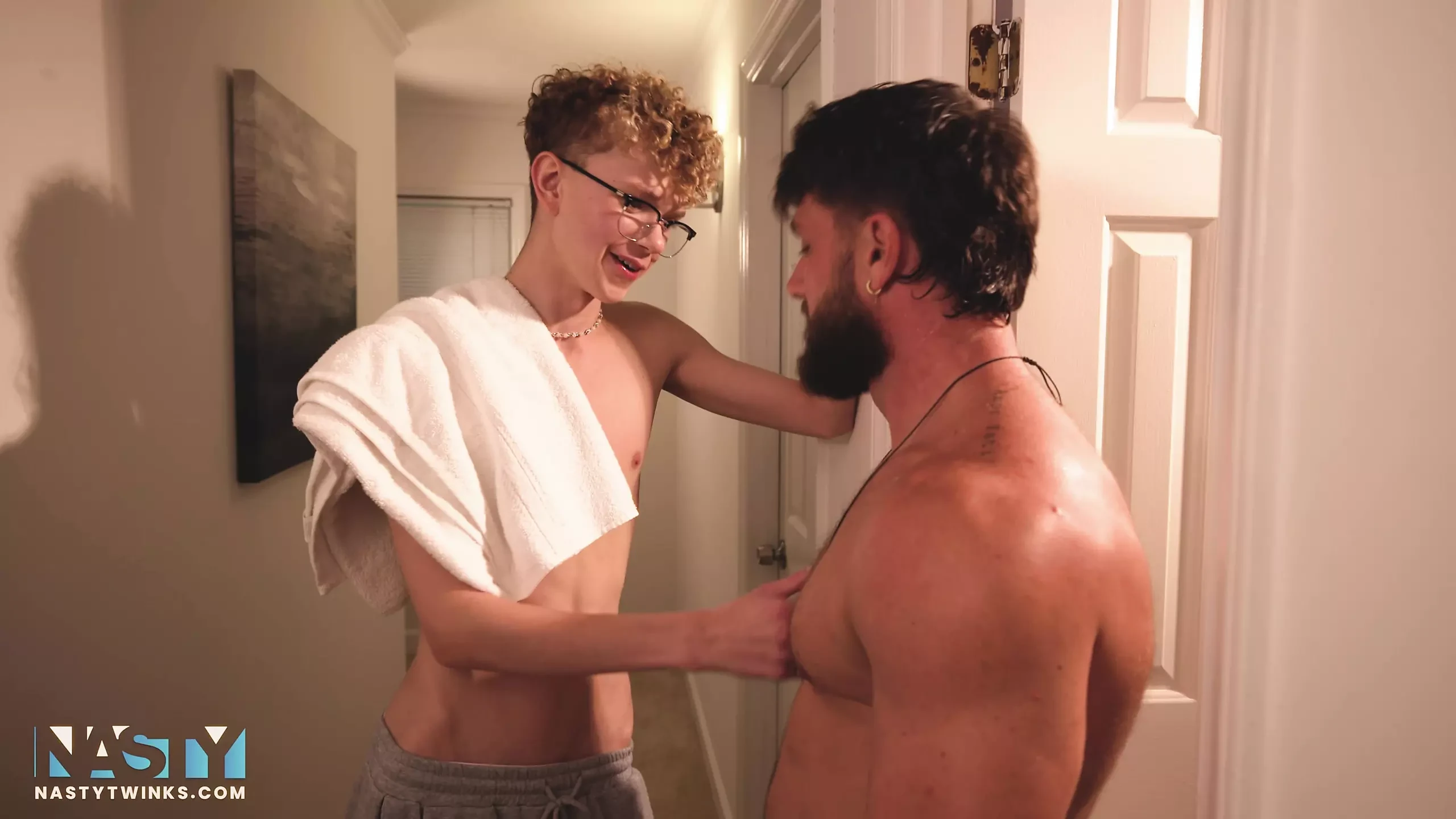 Schimb valutar - primul trailer! Noe îi vizitează pe Heath și Cyrus din Rusia pentru a lua în Cultura Americană și pantalonii murdari ai lui Heath!