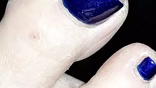 WIFES SEXY TOES UP CLOSE FOR YOUR TRIBUTES