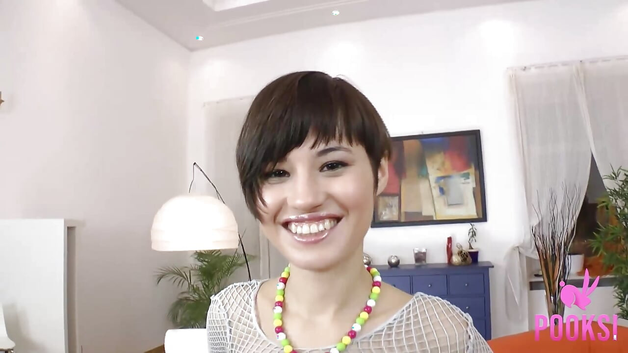 Videoclip complet! Bruneta sexy cu părul scurt Michelle B este futută în cur și ejaculare înăuntru!