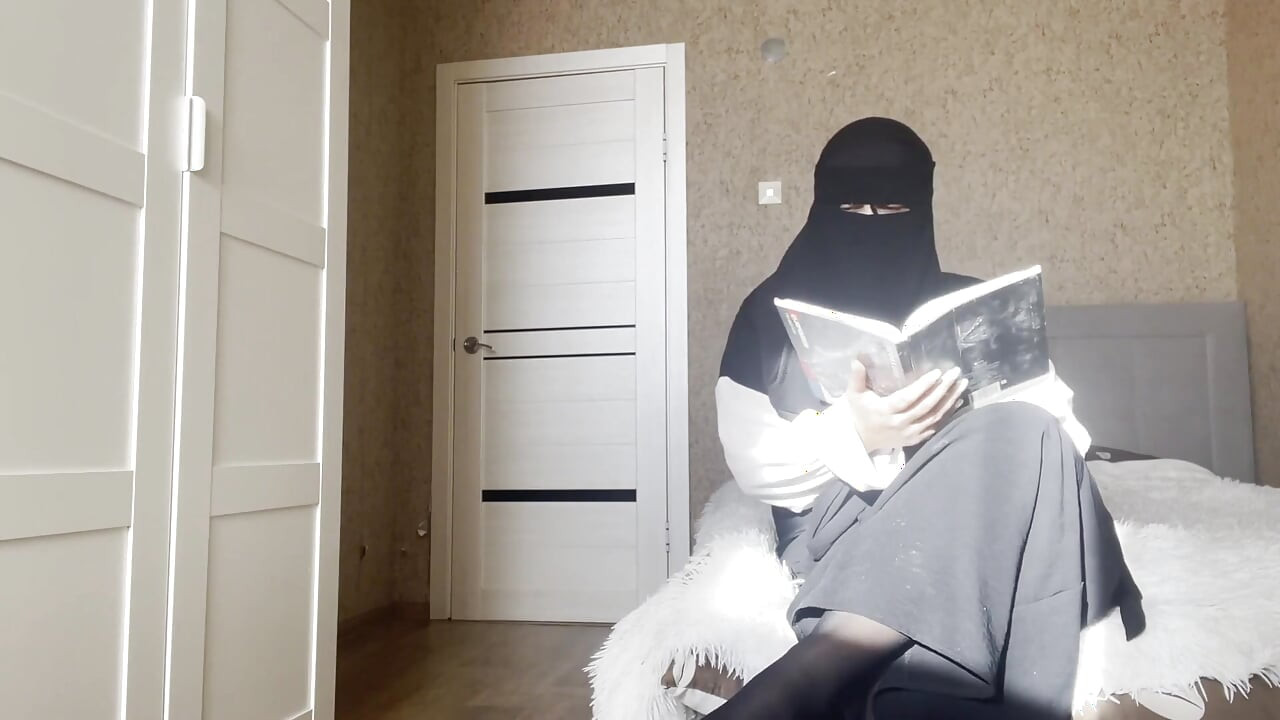 Arabska macocha z dużym tyłkiem w rajstopach