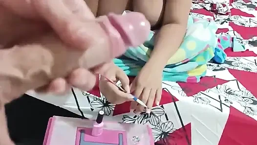 Karım tırnaklarını yaparken mastürbasyon yapıyorum