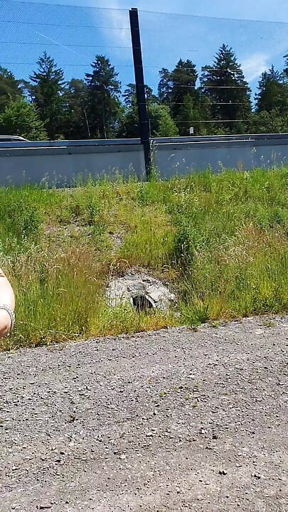 Marche nue dans la nature et sur l’autoroute