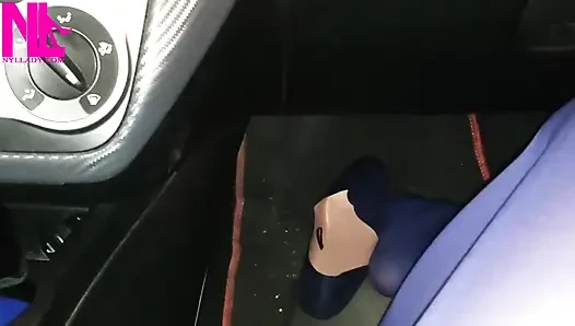 Baumeln in blauer strumpfhose und blauen wohnungen auf einer tankstelle