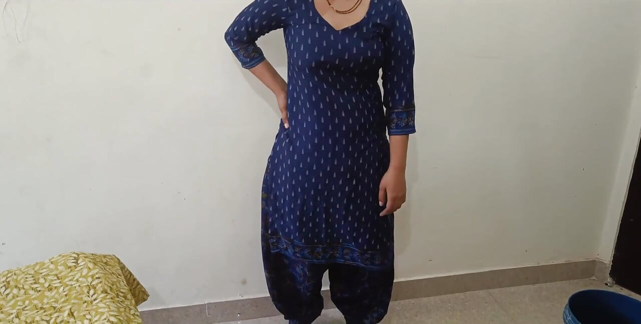 Söt indisk desi by styvsyster var första gången hårt smärtsamt knull med styvbror i Badroom på klart hindi audio my s