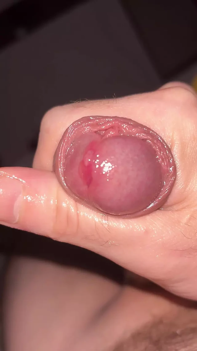 I take advantage of my wife's absence to touch myself while thinking of her beautiful juicy