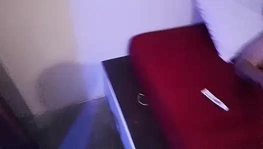 Şaka yapıyorum, yaramaz kızı emdirip tüylerinin üzerinde dalga geçmesine izin veriyorlar.