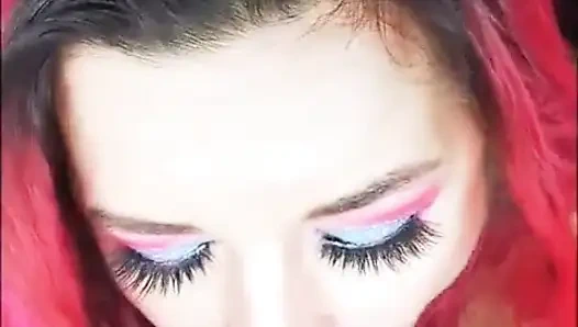 Шлюшка с огромным дилдо сосет