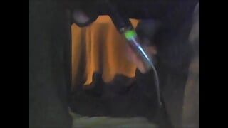 Melktisch schwanzkopf vakuumlutschen mit gefesselten eiern, schwanzleeve und ringen