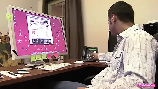 Sekretaris nakal adalah yang terbaik untuk bercinta di kantor