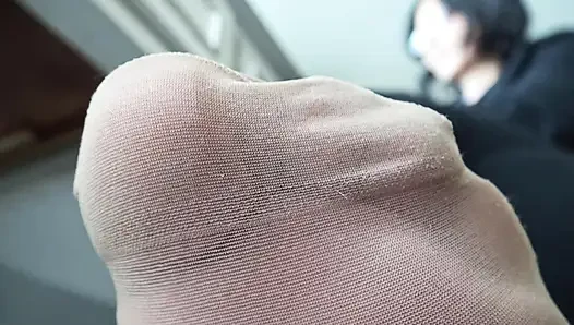 An den füßen meiner mit nylon gekleideten chefin ignoriert!