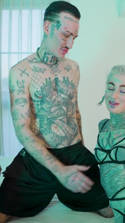 टैटू रंडी चार लोगों वाली सख्त चुदाई में गुदा छेदों को चौड़ा करती है - ATM और देखने का बिंदु । क्लिप 1