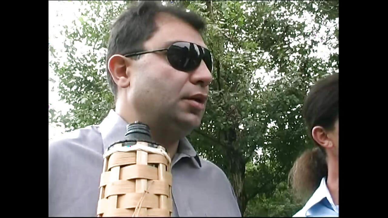 Υπαίθριο ομαδικό σεξ με σκλάβες πουτάνες που ρουφάνε μεγάλες πούτσες και γλείφουν καυτά μουνιά