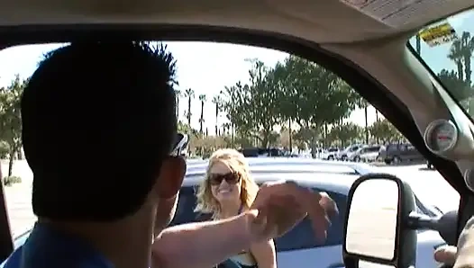 Çarpıcı sarışın sürtük sert bir yarak alıyor