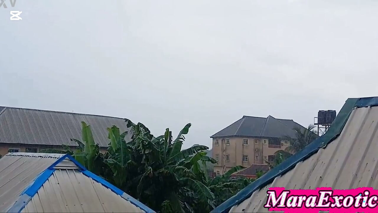 Nigeriansk MILF knepper sin mands bedste ven i den perfekte regnfulde morgen