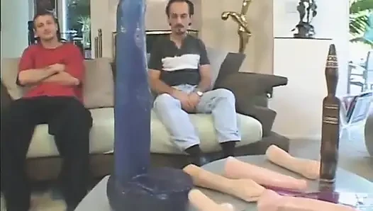 İki koca sikli adam bu siyah saçlı seks düşkünü fahişenin üç desini de kırıyor