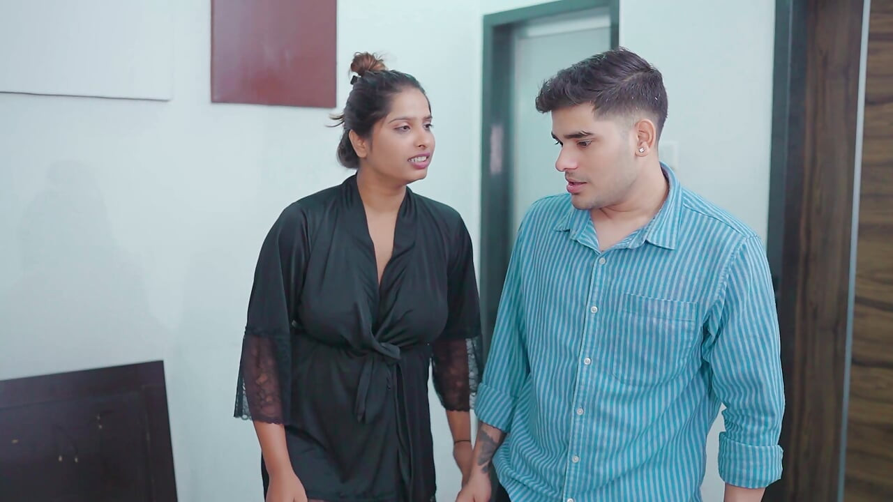 Collage desi, une fille baise avec son demi-frère, audio hindi clair